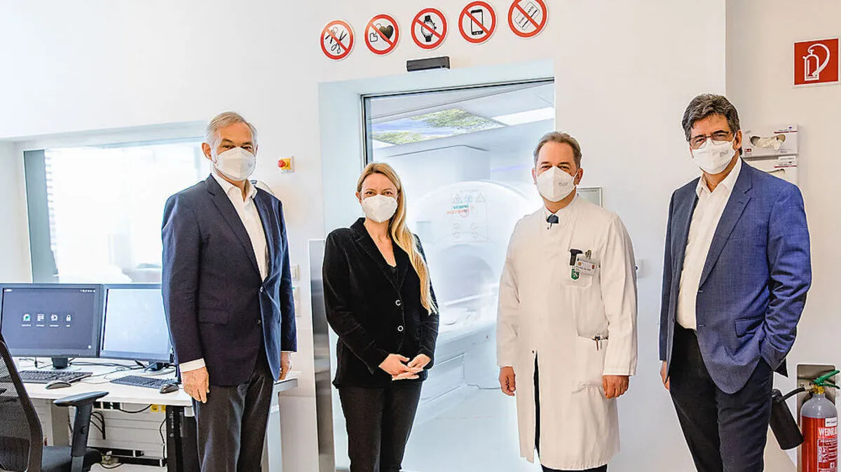 Kages-Vorstandsvorsitzender Gerhard Stark, Landesrätin Juliane Bogner-Strauß, Prim. Gerald Wolf, Kages-Finanz-Vorstand Ernst Fartek vor der MRT-Kabine