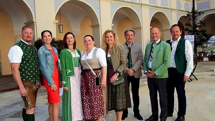 Der vergangene Samstag wartete vormittags mit einem Prachtwetter auf. Und im Bundesgestüt Piber strahlte Erwin Movia, Gestütsleiter in Piber, gemeinsam mit seinen Mitarbeiterinnen und Mitarbeitern mit der Sonne um die Wette. Wurde doch zum dritten Mal zur Frühlingsgala geladen und der Besucherandrang war enorm.