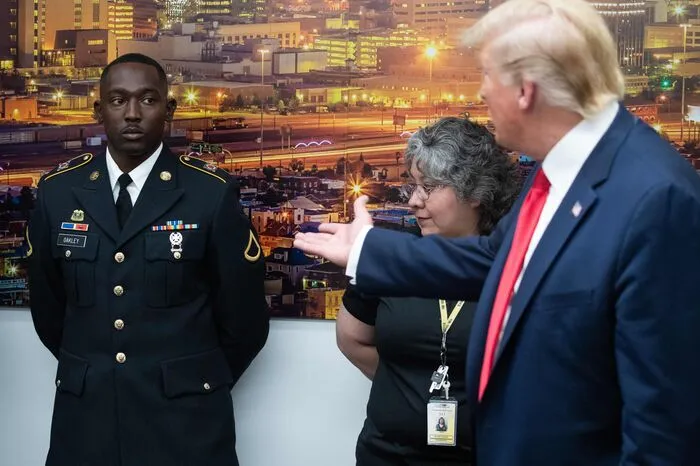 Der US-Präsident hatte zuvor die Stadt Dayton im Staat Ohio besucht, wo ein 24-Jähriger 13 Stunden nach der Attacke von El Paso neun Menschen erschossen hatte. Auch dort gab es Proteste gegen Trumps Besuch.