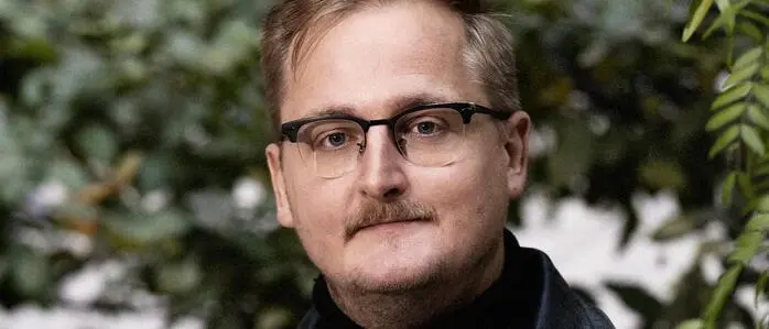 Lukas Matzinger arbeitet als Redakteur bei der Wochenzeitung „Der Falter“