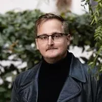 Lukas Matzinger arbeitet als Redakteur bei der Wochenzeitung „Der Falter“