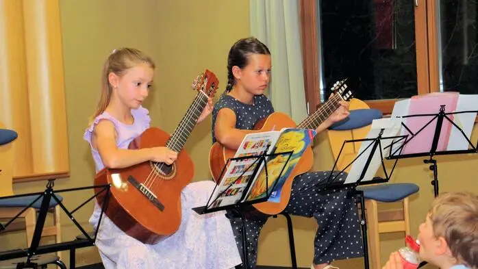 Das ursprünglich geplante Open-Air-Konzert im Café Pan del Dia wurde wegen schlechter Wettervorhersagen in die Räumlichkeiten der Musikschule verlegt.