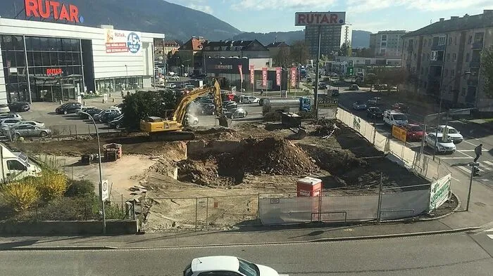 Dort, wo einst das Haus stand, werden künftig Autos parken