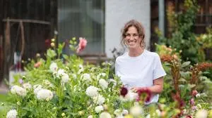 20.07.2024, Ardning, Steiermark, Österreich (Austria): Daniela Fößleitner betreibt in Ardning die Blühmelei. Sie baut in ihrem Garten Schnittblumen nach den Prinzipien der Slowflower-Bewegung an und vertreibt diese als Frischblumen sowie als Trockenblumen. Im Bild Daniela Fößleitner in ihrem Blumengarten. 
Fotocredit: Martin Huber