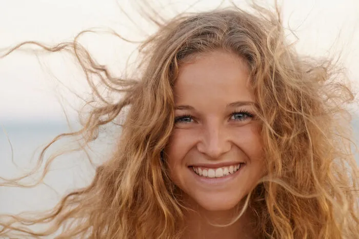 5. Dauerhafte Beach Waves dank Dauerwelle? „Nein, die gibt es leider nicht. Eine Dauerwelle verleiht aufgrund ihrer kleinen Locken immer den 80iger Esprit und hat mit den gewollten Beach Waves leider gar nichts gemeinsam. Daher bitte diesen Weg, als dauerhafte Lösung, nicht in Betracht zu ziehen", so Eniss Agrebi DIE WIENER FRISEURE.