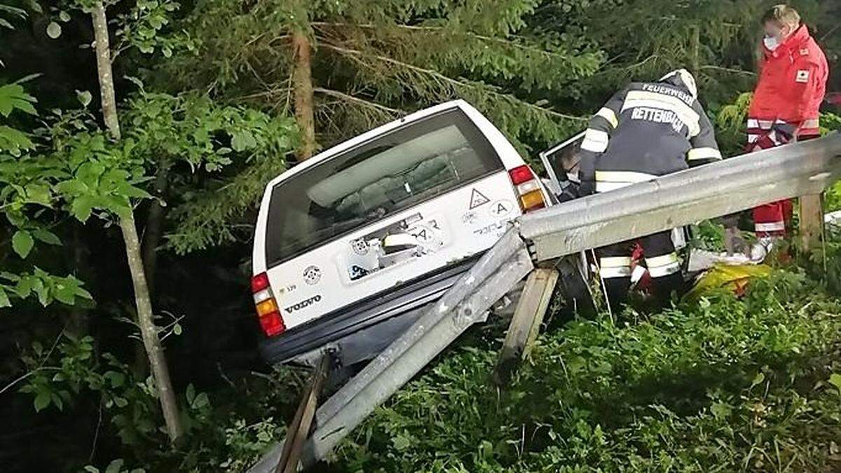 Ein Auto krachte auf der Gressenbergerstraße durch die Leitschiene