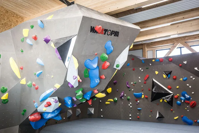 Bouldern liegt im Trend: Auch für reine Boulderer bietet die Kletterhalle Villach viele Möglichkeiten. Bis zu 4,5 Meter Wandhöhe. Dieser Bereich hat 210 Quadratmeter Kletterfläche.