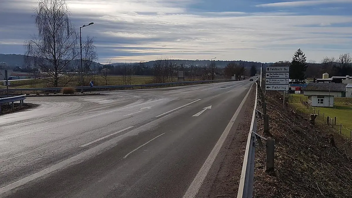 Der Knoten auf der Umfahrung Fehring (B57) wird umgebaut und entschärft. Linksabbiegen (Richtung Fehring) und aus Fehring kommend Richtung Feldbach wird nach dem Umbau nicht mehr möglich sein