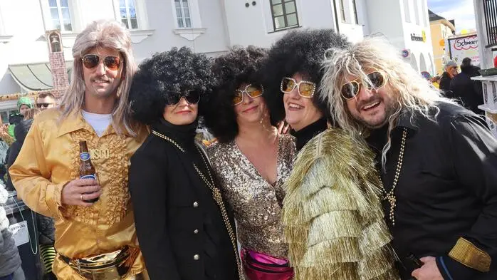 Rappelvoll war der Hauptplatz in St. Ruprecht an der Raab am Faschingsdienstag. Mehr als zehn Umzugswagen rollten am Faschingsdienstag vom Bahnhof auf den Hauptplatz – Traktoren und Kleinbus samt Anhänger sowie auch kleinere Wagen.