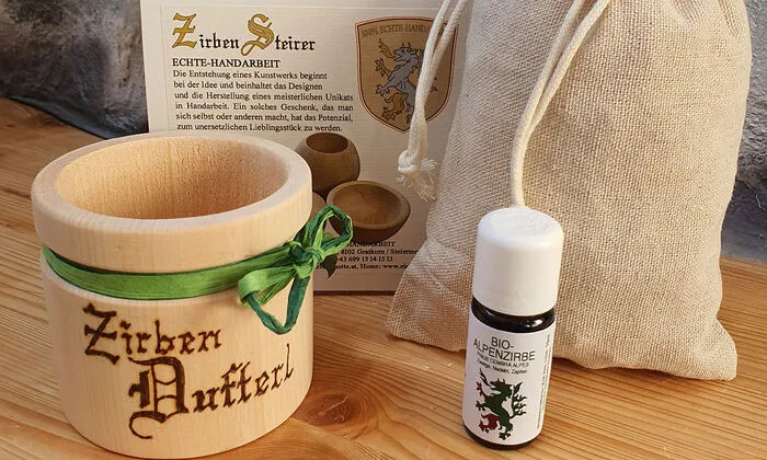 Das Zirbendufterl-Set aus Becher, Zirbenflocken und ätherischem Zirbenöl für 29 Euro