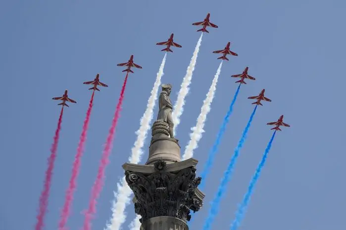 Krönendes Finale ist der Überflug von Dutzenden Militärflugzeugen über den Palast.