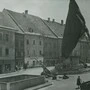 Eine Schwarz-Weiß-Aufnahme des Hauptplatzes St. Veit, auf dem militärische Geschütze zu sehen sind  