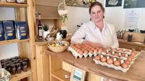 Margret Schmitt betreibt mit ihrem Mann eine Vollerwerbslandwirtschaft, am Bild ist sie in ihrem Hofladen