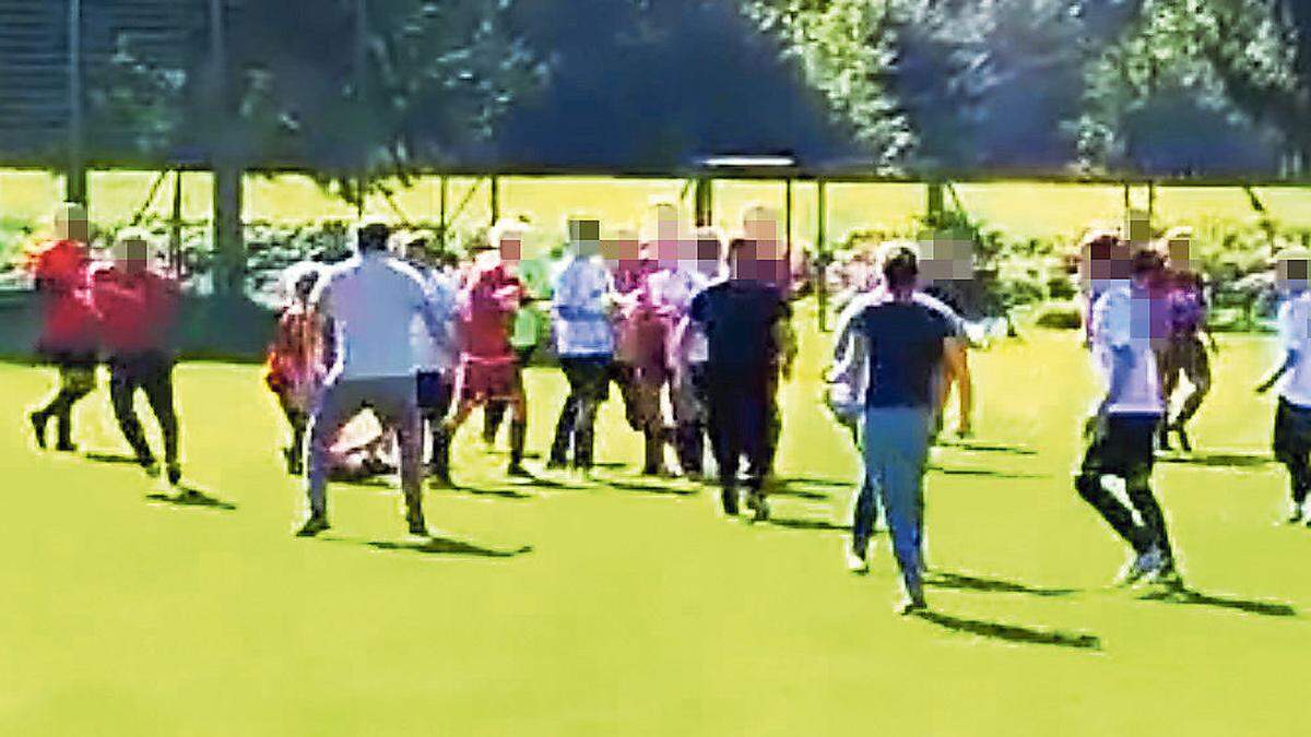 Szenen, die auf dem Fußballplatz nichts zu suchen haben, spielten sich bei dem Nachwuchsspiel ab