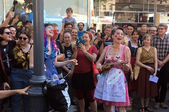 Palmer im pinkfärbigen Dirndl, um sie herum die Steirergwanddichte im Vergleich zur sonstigen Innenstadt auffällig dünn.