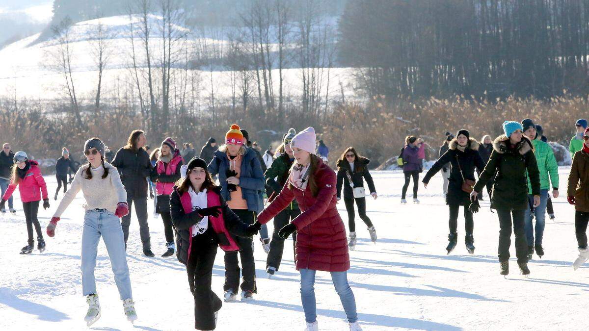 Der Hörzendorfer See ist bei Esiläuferinnen und Eisläufern sehr beliebt