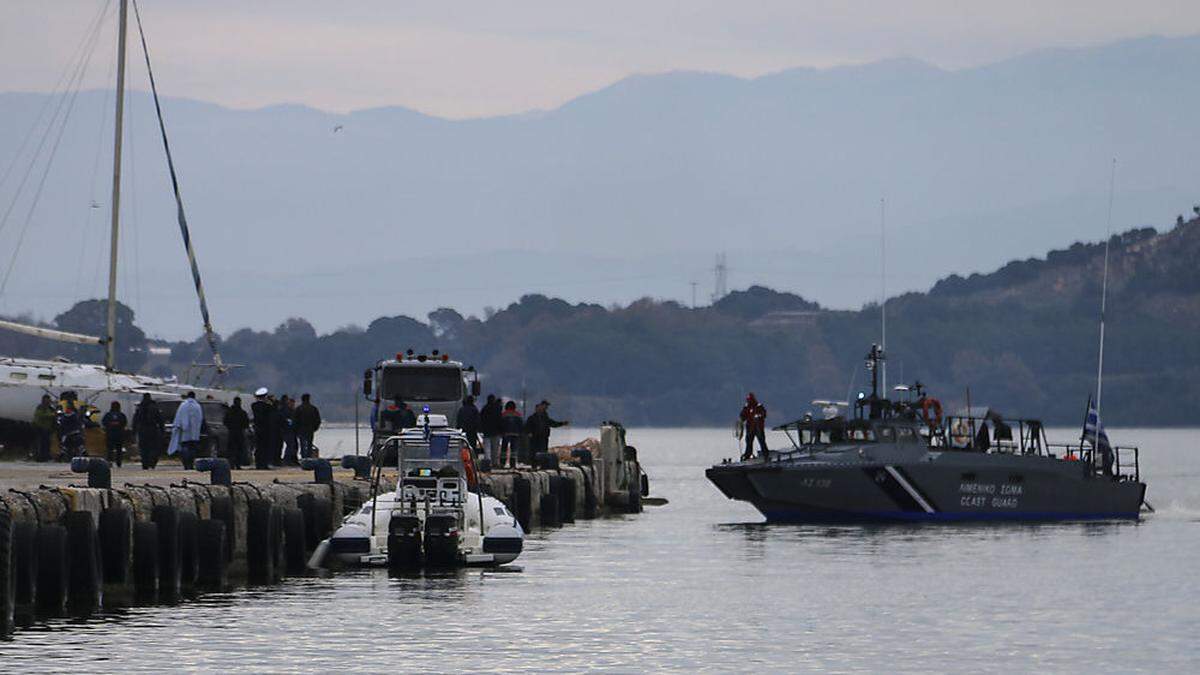 Mindestens zwölf Migranten sind außerdem bei einem Schiffbruch vor der griechischen Insel Paxi ums Leben gekommen