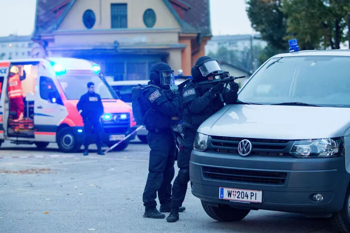 Auch ein Polizeihubschrauber war im Einsatz.