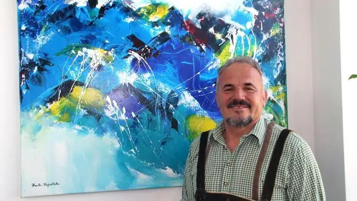 Mit einer bemerkenswerten Ausstellung kann die Gemeinde Maria Lankowitz aufwarten: Der im Kosovo, im ehemaligen Jugoslawien geborene und seit 1991 in der Weststeiermark lebende Künstler Haxhi Fejzullahi stellt unter dem Titel „Ne shtepti & dahoam“ eine Auswahl seiner Werke vor. 