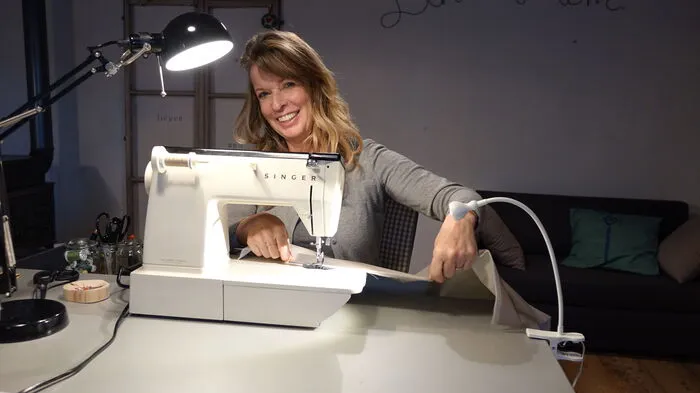 Die Nähmaschine ist das wichtigste Instrument im Atelier von Ines Pfundner in Stubenberg.