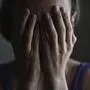 Die Angeklagte erklärt, dass sie unter Panikattacken leide und daher die Scheibe eingeschlagen habe – den Schaden hat sie mittlerweile aber schon beglichen