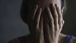 Die Angeklagte erklärt, dass sie unter Panikattacken leide und daher die Scheibe eingeschlagen habe – den Schaden hat sie mittlerweile aber schon beglichen