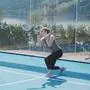 Eine Frau beim Padel-Tennis-Spielen