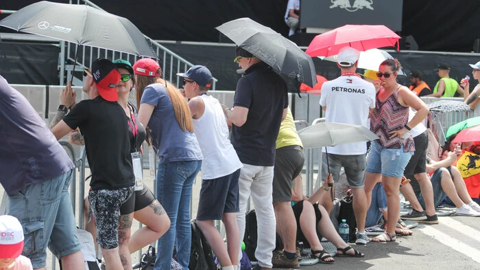 Warten auf die Stars: Um 16 Uhr starten in der Fanzone die Autogrammstunden.