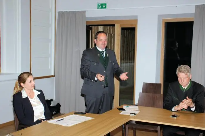 Neumann bedankte sich bei allen Gemeinderäten für das entgegengebrachte Vertrauen und lud alle Besucher und Gemeindevertreter zum gemütlichen Ausklang bei Säften und erlesenen Weinen aus dem Hause Kremser-Greitbauer ein.