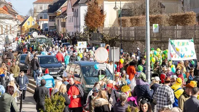 Fünfzehn Gruppen nahmen Samstagmittag beim Umzug durch Wildon teil