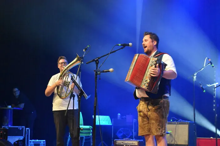 Begonnen hat die Show um 20 Uhr mit einem humorvollen Einstieg – ein Vortrag von „Gstanzln“ mit Begleitung auf Tuba und Harmonika.