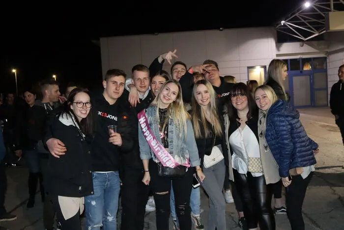 Einige Gäste konnten an diesem Abend endlich mit Freunden ihren Geburtstag feiern.