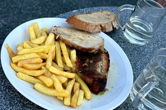 Für Speis und Trank war mit leckerem Kistenfleisch oder Qualitätsweinen aus der Region bestens gesorgt.