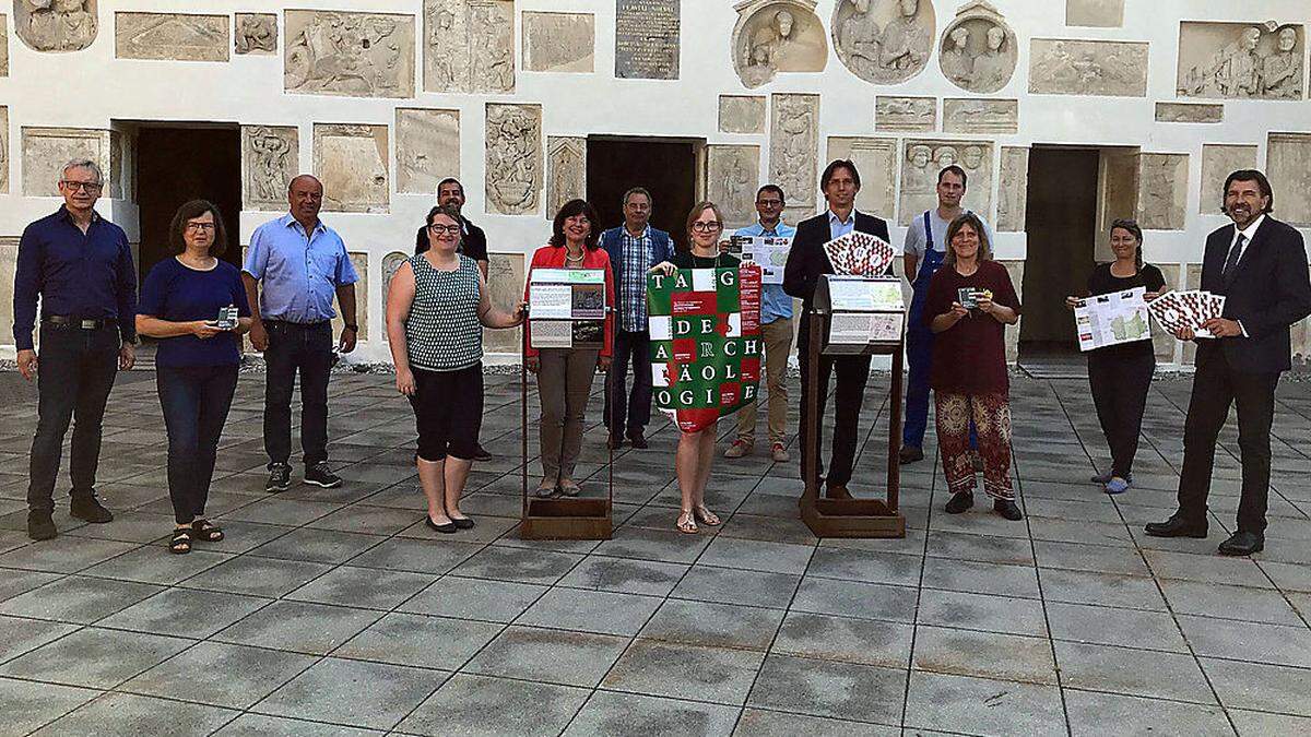 Die Beteiligten des Projektes     ArchaeoRegion Südweststeiermark bei der Präsentation auf Schloss Seggau 