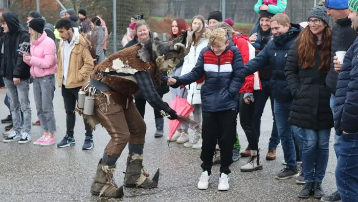 Die Eitweger Ruinenteifl besuchten vor dem Nikolaus die "Unartigen".