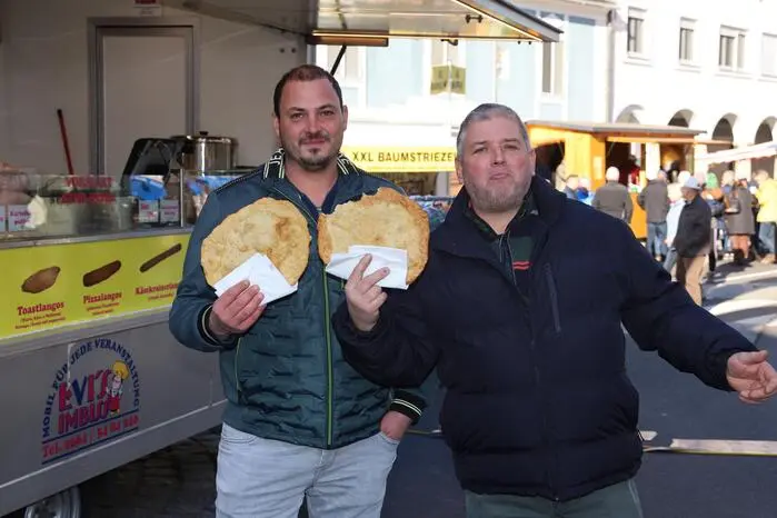 Eine typische Marktspeise, die weithin nach Knoblauch riecht