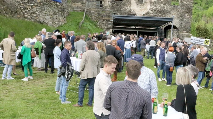 War das eine Party! Unter dem Motto „Weinkultur trifft Braukunst“ lud anlässlich des 30-Jahr-Jubiläums die Weinagentur Jordan zum Fest auf die Burg Glanegg.