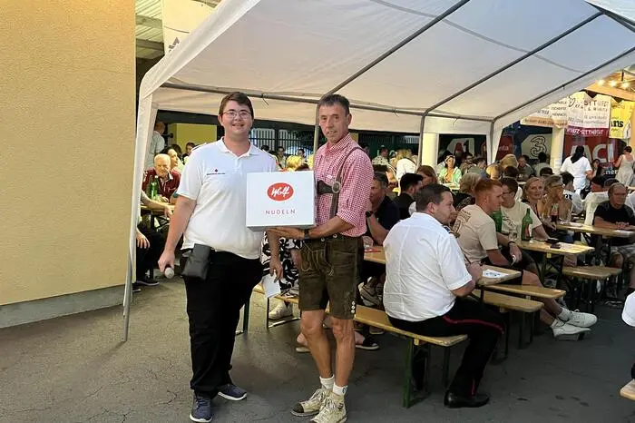 Zusätzlich wurde für die Kleinsten eine Hüpfburg aufgestellt, während sich die Erwachsenen in Café, bei der Bar oder der Weinkost vergnügten. 