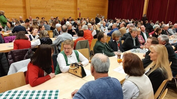 Zahlreiche Besucher kamen Ende Februar in die Kreischberghalle in St. Lorenzen ob Murau, um den Kreischberg-Musikanten zu lauschen. Diese Gruppe gibt es seit 1991, alljährlich wird zum Konzert geladen - es ist der Auftakt zu einer Reihe von Frühlingskonzerten der Musikvereine im Bezirk Murau.