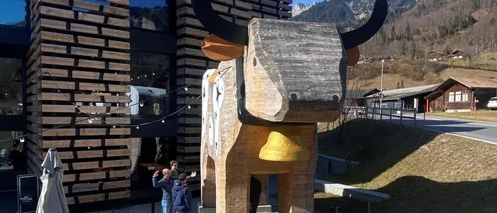 Die Trauffer Kuh steht im Berner Oberland und wird gerne fotografiert | Sensoren in der Trauffer Kuh ermöglichen ein Monitoring des Zustandes der Skulptur