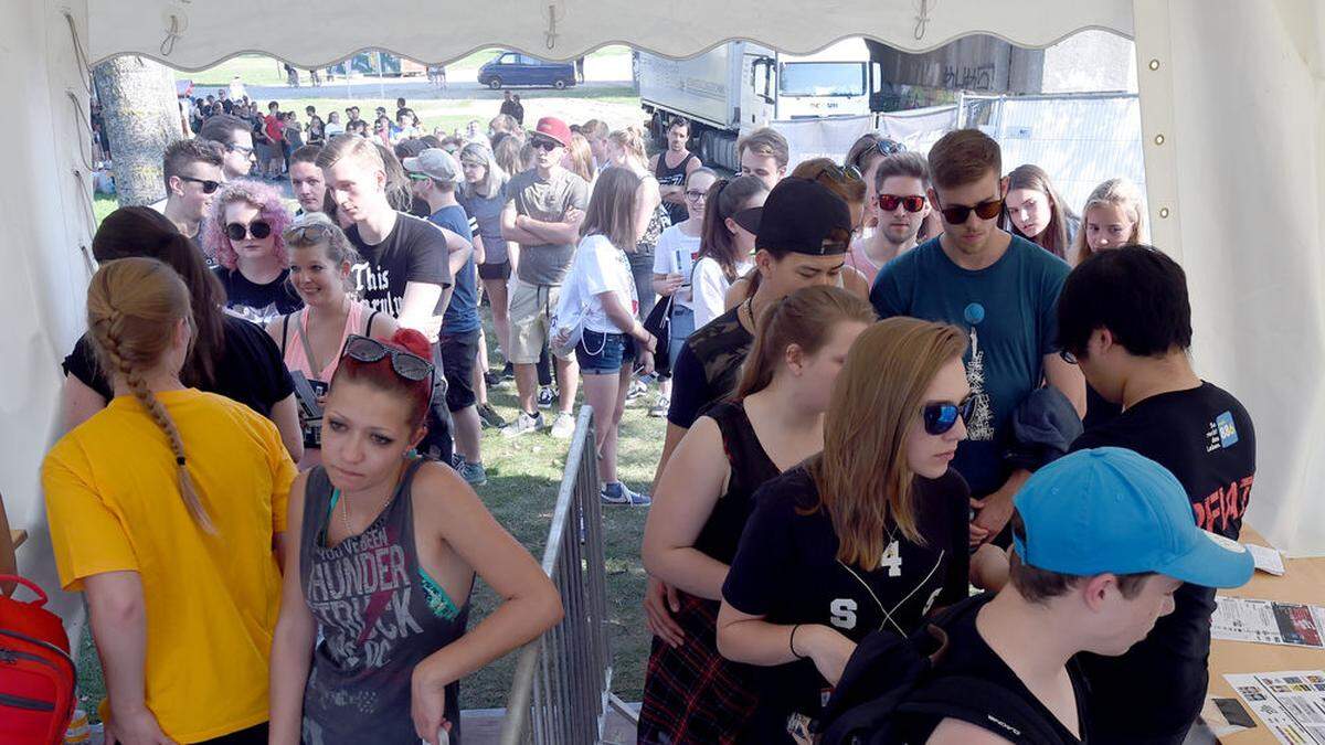 Strenge Einlasskontrollen beim Eingang zu &quot;Rock in Vienna&quot;.