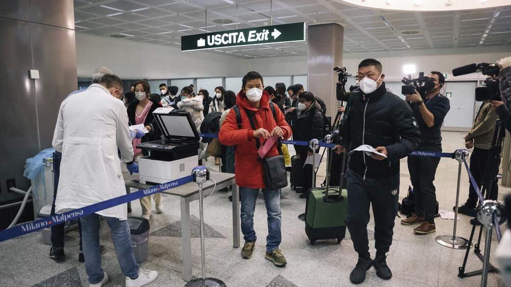 Am Flughafen Mailand Malpensa werden ankommende Chinesen auf das Coronavirus getestet