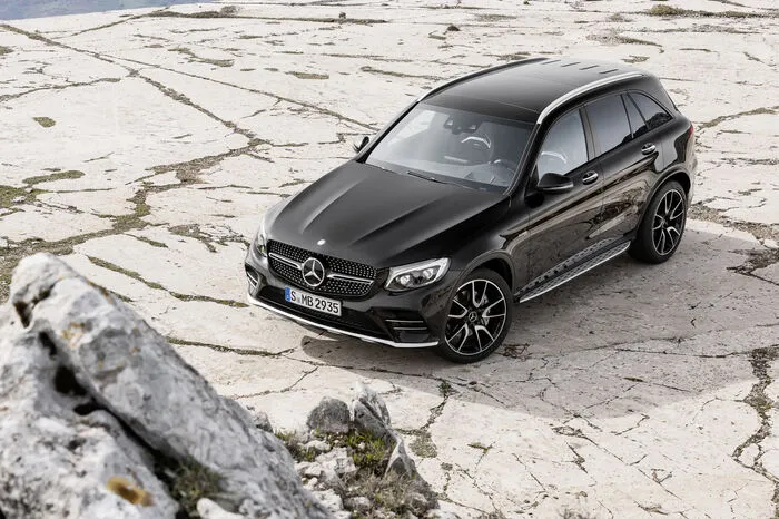 Mit den fünf Fahrprogrammen Eco, Comfort, Sport, Sport Plus und Individual lässt sich die Charakteristik des GLC 43 4MATIC per Fingertipp individualisieren. Dabei werden wichtige Parameter wie das Ansprechverhalten von Motor, Getriebe, Fahrwerk und Lenkung modifiziert. Unabhängig davon kann der Fahrer per „M“-Taste direkt in den manuellen Modus wechseln, um ausschließlich über die Lenkradschaltpaddles die Gänge zu wechseln.