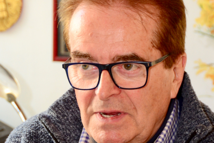 Josef Meindl, Schmuckgeschäft-Inhaber und einstiger Straßenmanager der Maria Hilfer Straße in Wien: Zu allererst sollten sich die Hermagorer Geschäftsleute auf gemeinsame Geschäftszeiten einigen. Dann könnte man auch über eine Fußgängerzone im Sommer nachdenken. Sobald die Schanigärten rauskommen, sollte der Hauptplatz mit seiner Verlängerung zur Fußgängerzone werden. Denn hier fährt keiner 30 km/h. Am Abend drehen Jugendliche mit lautstarken Motoren und Mopeds ihre Kreise, die fahren auch ziemlich wild. Da kommt es immer wieder zu gefährlichen Situationen. Mehr Kontrollen wären da auch wünschenswert. Und schönere Sitzbänke für den Platz. Die jetzigen müssen vor jeder Veranstaltung mit einem Wahnsinnsaufwand abgebaut und dann wieder aufgebaut werden. Das erledigen zwar die Gemeindemitarbeiter, aber das kostet ja auch Steuergeld.