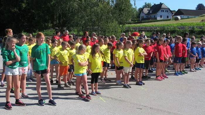 Im Rahmen der Eröffnung tanzten die Schüler der Volksschule Bad Waltersdorf etwas vor.
