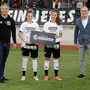 Stefanie Kovacs und Stefanie Grossgasteiger nahmen das Geschenk von Sport-Stadtrat Kurt Hohensinner und Sturm-Vorstandsmitglied Peter Schaller entgegen