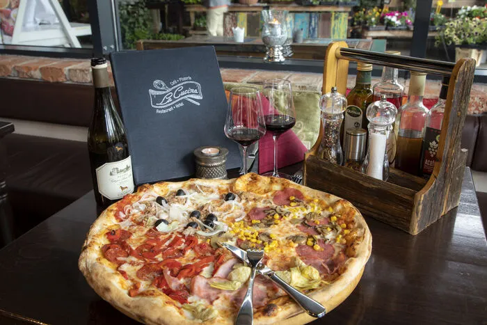 La Cucina - mediterranes Flair in Peggau „La Cucina“ (die Küche) ist eine Mischung aus Restaurant, Pizzeria, Café und Hotel und bietet seinen Gästen kulinarische Highlights sowie eine gelungene Wohlfühlatmosphäre zum Abschalten und einen Bar-Lounge Bereich zum Relaxen. Ein umfangreiches Frühstücksangebot, zahlreiche Menüs, a la carte Essen, frische Pizzen, sowie Kaffee und Kuchen warten auf Sie.  La Cucina – Hotel &amp; RestaurantGrazer Straße 288120 Peggau03127/ 41 897
