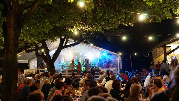 Neu am Festplatz war die Tanzfläche, die auch prompt von den zahlreichen Gästen eingeweiht wurde.