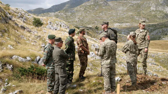 Oberst Rott mit den SNRs (Senior National Represantativ) aus Italien, Nord Mazedonien, Montenegro und Rumänien.