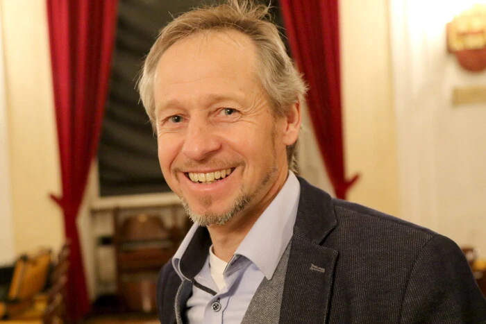 Burghofspiele-Obmann Helmut Wachernig (Foto) konnte dazu am Sonntagabend zahlreiche kleine Besucher mit ihren Eltern und Großeltern im örtlichen Stadtsaal willkommen heißen. 